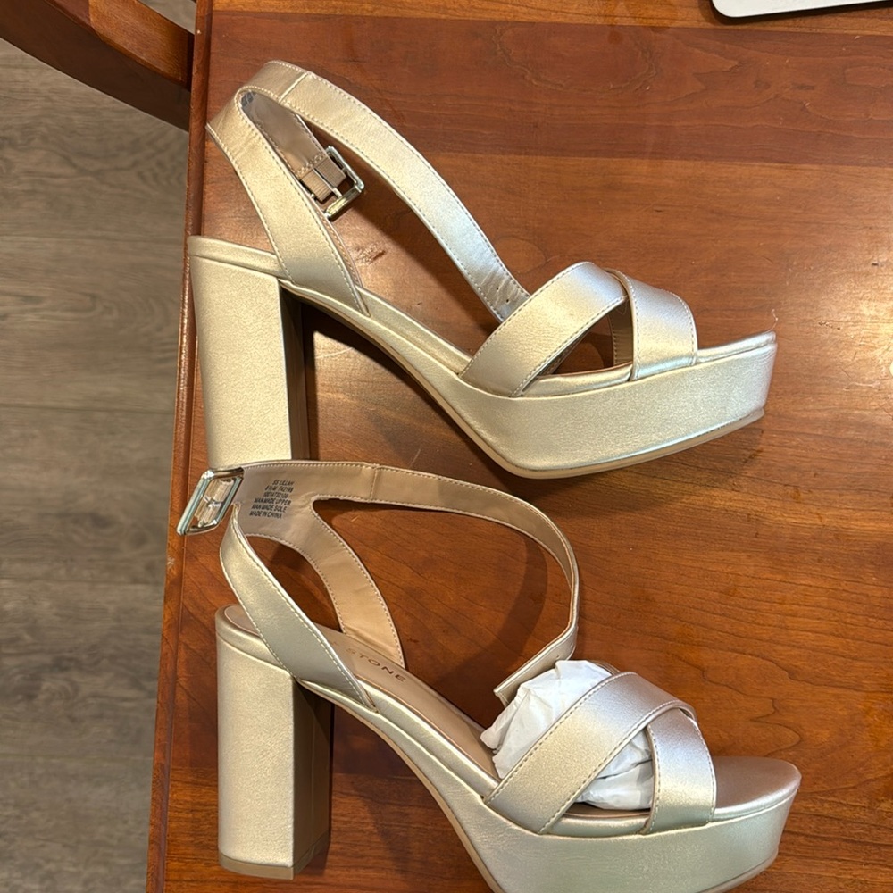 Sun and Stone dress sandals in gold, Size 8.5